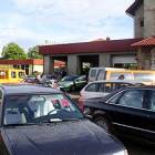 Parking pełen jest samochodów oczekujących na naprawę