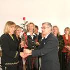 Gratulacje odbiera Maria Biczkowska (dyplomowana) z SP Pępowo /fot. Zdjęcia z archiwum...