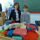 Barbara Dawidowska i Mikołaj Pielowski prezentują przygotowane szaliki /fot. Longina...