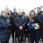 Dyr. gimnazjum Mirosława Żołna z uczniami klas mundurowych /fot. Longina Templin