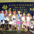 Miss Pipi - Ewelina Beyer z uczestnikami konkursu oraz bibliotekarką Ewą Reglińską