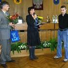 Po prawej: Wojciech Barejka z Kartuz, zwycięzca konkursu na logo Kartuz /fot. pio