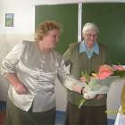 Bibliotekarka Maria Damps dziękuje Annie Kos za spotkanie /fot. nadesłane