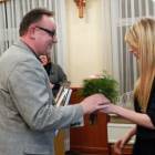 Nagrodę dla najlepszej drużyny odbiera Jacek Śledziński /fot. Longina Templin