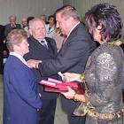 Bernadeta i Zygmunt Kiedrowscy otrzymują medal /fot. J.S.