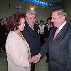 Wójt Czesław Witkowski gratuluje Janinie i Jerzemu Kuśmierczykom /fot. J.S.