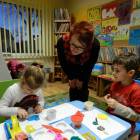 Dyr. Danuta Rzepka przygląda się 