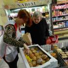 Elżbieta Wojciechowska wybiera pączki dla Krystyny Żurawicz /fot. Longina Templin