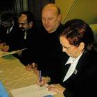 Z prawej: Janina Kwiecień, starosta kartuski, podczas podpisywania umowy...