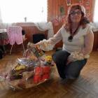 Prezeska Maria Stasik z prezentem od wójta Przodkowa /fot. Longina Templin