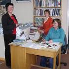 Anna Konkel, Łucja Ustowska oraz dyrektor Kazimiera Nowicka w czytelni...