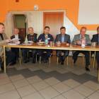 Zbigniew Szewczyk (pierwszy z lewej) sklada sprawozdanie z działalności rady sołeckiej...