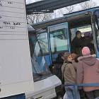 Po lewej: dopisane markerem godziny odjazdów autobusów na dworcu PKS w Kartuzach /fot. pio