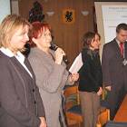 Od lewej: Kamila Siwak, Janina Kwiecień - starosta kartuski oraz pracownicy...