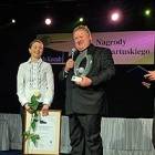 Daniel Czapiewski odbiera superperłę /fot. Marcin Zieliński, wydział kultury i promocji...