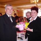 Burmistrz Albin Bychowski wręczył kwiaty Irenie Naczk /fot. Longina Templin