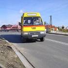 Takim minibusem pasażerowie będą przewożeni objazdem /fot. Longina Templin