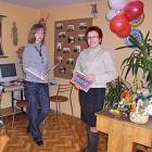 W czytelni internetowej - dyrektor Danuta Rzepka (od prawej) oraz Ewelina Czaja. /fot....