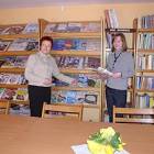 Na bibliotecznych półkach dostępnych jest kilkanaście tytułów prasowych /fot. Longina...