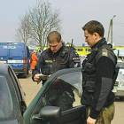 Funkcjonariusze podczas kontroli pojazdu /fot. KPP Kartuzy