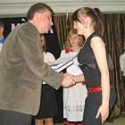 Agata Tomaczkowska odbiera nagrodę z rąk Mariusza Szmidtki, przewodniczącego jury /fot....