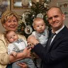 Babcia Ela i dziadek Jarek Brzescy z Marcelkiem i Michałkiem