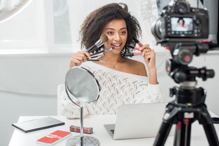 influencerka nagrywająca test kosmetyków