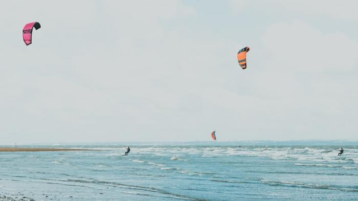 Sezon na kitesurfing nad Zatoką Pucką – kiedy najlepiej jechać?