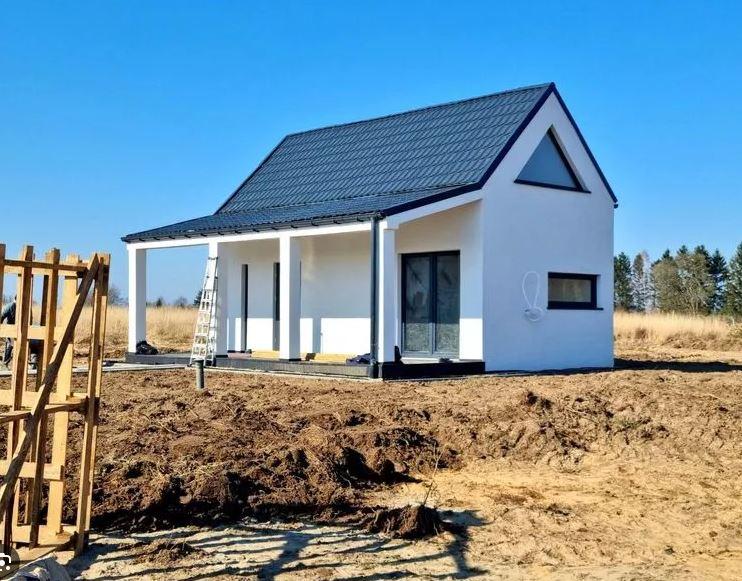 Dom w stanie surowym zamknietym (z zewnątrz na...