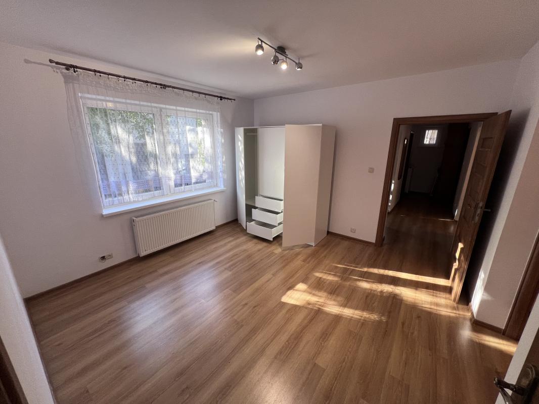 Wynajmę mieszkanie trzypokojowe na parterze w...