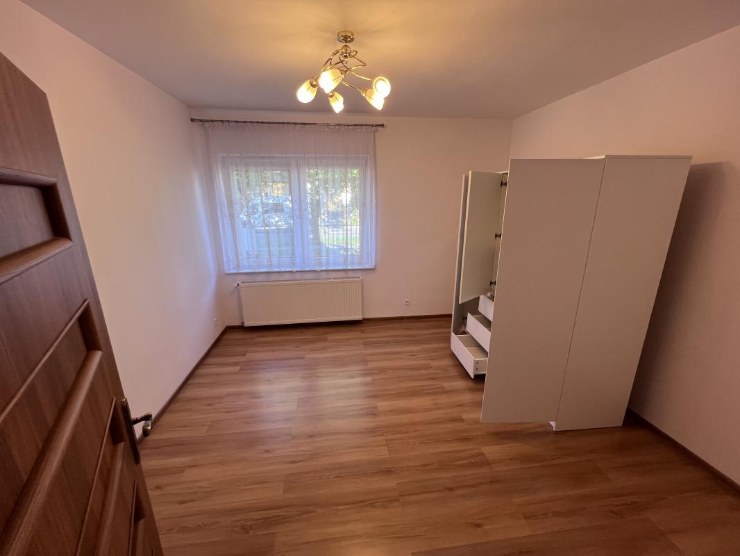 Wynajmę mieszkanie trzypokojowe na parterze w...