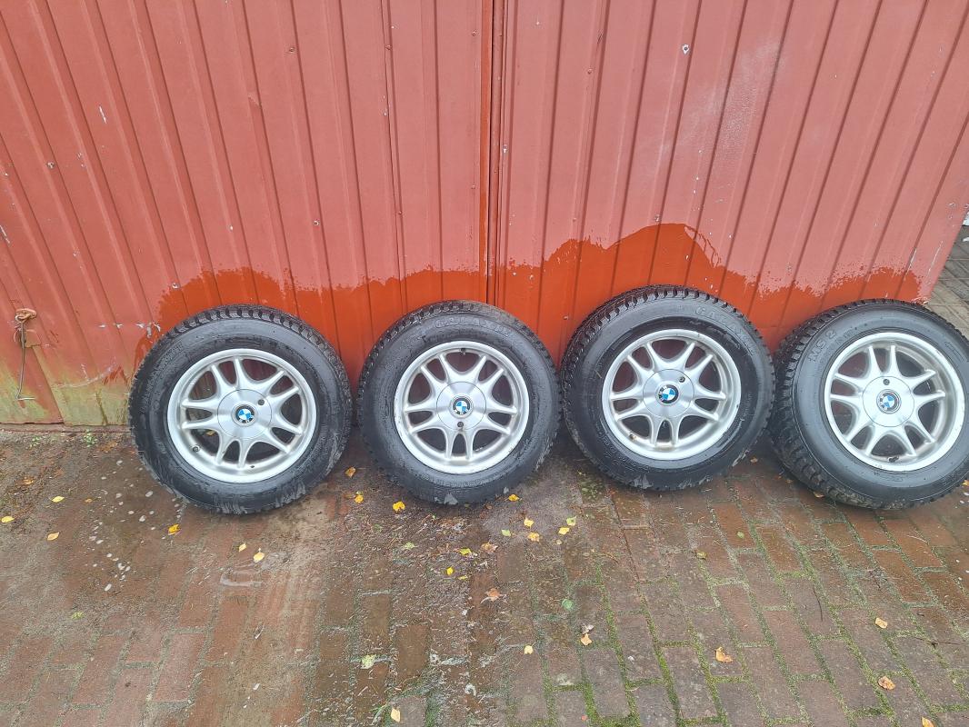 Sprzedam alu 5x120 z oponami 205.65.r15  opony...