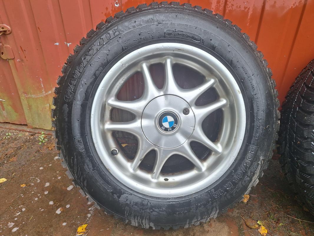 Sprzedam alu 5x120 z oponami 205.65.r15  opony...