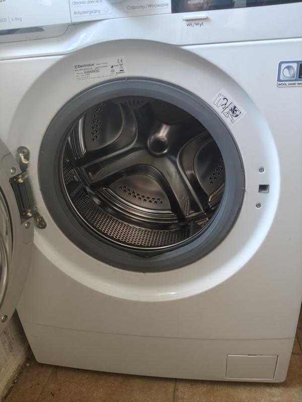 Sprzedam pralke na gwarancji,3 razy użyta ,