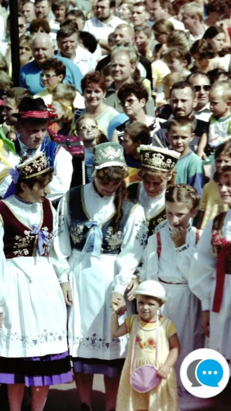Jedność Kaszubów w sercu Kartuz – rodzinne zdjęcie sprzed 25 lat