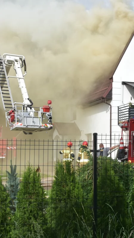 Pożar kurnika w Kobysewie. Ogień objął również budynek mieszkalny