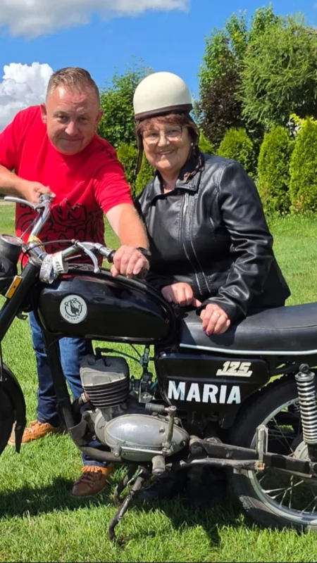 Pani Maria i jej kultowa WSK. Duet, który podbija Mściszewice
