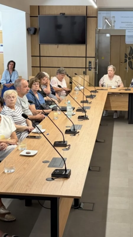 Jedno naciśnięcie przycisku może uratować życie. Seniorzy z Żukowa otrzymali opaski bezpieczeństwa