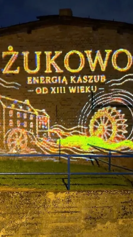 Zabytkowy młyn w Żukowie rozbłyśnie po zmroku. Już wkrótce ruszą pokazy świetlnej animacji