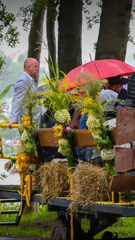 Mieszkańcy pokazali swoją pomysłowość. Barwne zaprzęgi na dożynkach w Chmielnie