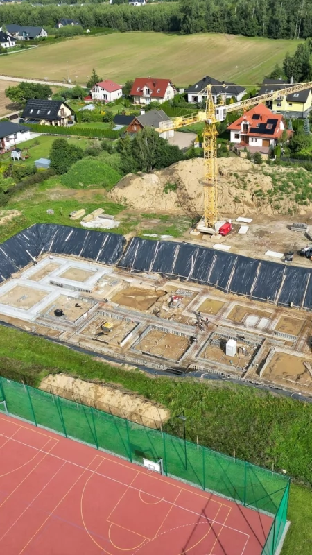 Trwa rozbudowa szkoły w Leźnie. Powstaje nowy, trzykondygnacyjny budynek