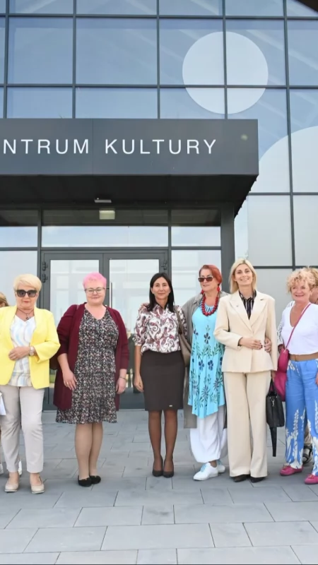 Od obrad do Ołtarza Papieskiego. Powiatowa Rada Seniorów z wizytą w Sierakowicach