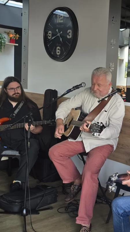 Morskie opowieści w Kartuzach. Koncert przeniesiono z pomostu do kawiarni