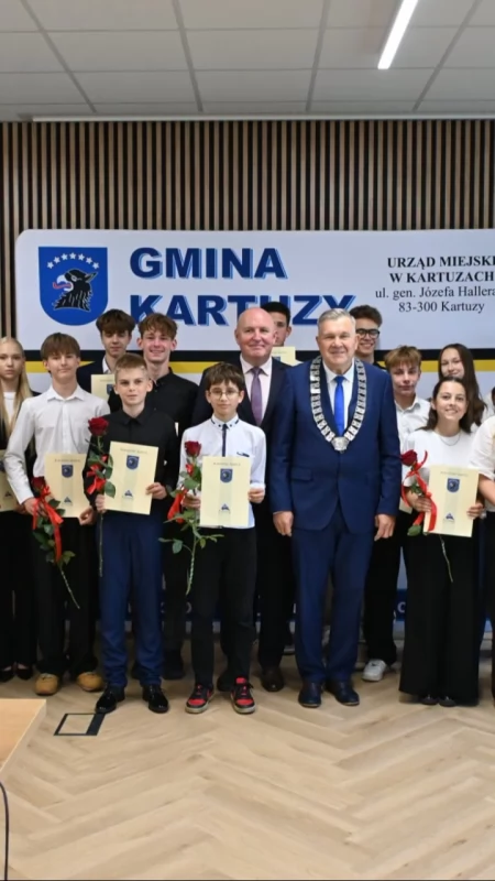 Stypendia burmistrza Kartuz wręczone. Wyróżniono 27 uczniów z 11 szkół