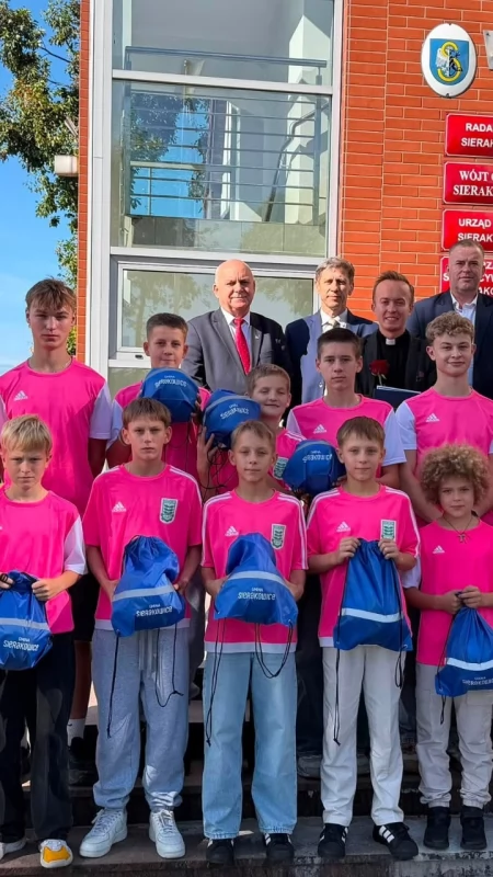 Wicemistrzostwo Polski dla ministrantów z parafii św. Jana Chrzciciela. Radni pogratulowali młodym piłkarzom