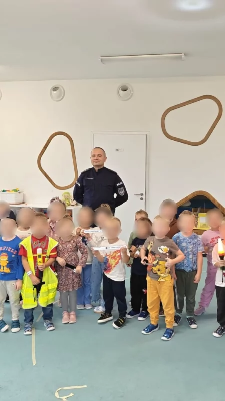 Lekcja bezpieczeństwa w przedszkolu w Sierakowicach. Dzielnicowy odwiedził najmłodszych