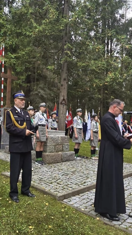 Hołd ofiarom wojny i weteranom. Mieszkańcy gminy Kartuzy przy pomniku w Kaliskach