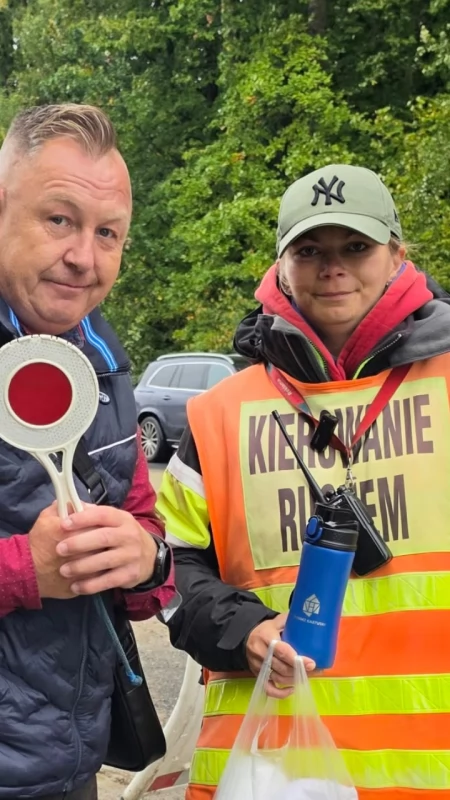 Pani Monika zatrzymuje setki samochodów. Kieruje ruchem, znosi deszcz i… zwiedza świat