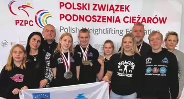 Klub Weightlifting Kiełpino triumfuje na ogólnopolskich zawodach. Siedem medali dla młodych siłaczy