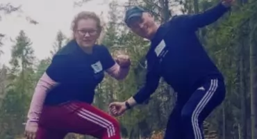 Tabata nad jeziorem Junno – ruch, rytm i relaks z Fundacją Kadry Życia